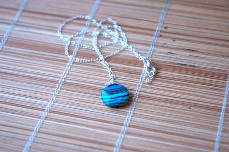 Blau, Grün, Türkis, Schwarz Zebra Calsilica Halskette Auf Sterling Silberkette Blau, Grün, Türkis, Schwarz Zebra Calsilica Halskette Auf Sterling Silberkette von HoggwinkleDesigns