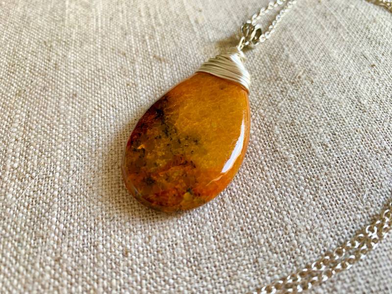 Eye Catching Orange Türkis Draht Gewickelt Teardrop Anhänger Halskette Auf Sterling Silber Kette Eye Catching Orange Türkis Draht Gewickelt Teardrop Anhänger Halskette Auf Sterling Silber Kette von HoggwinkleDesigns