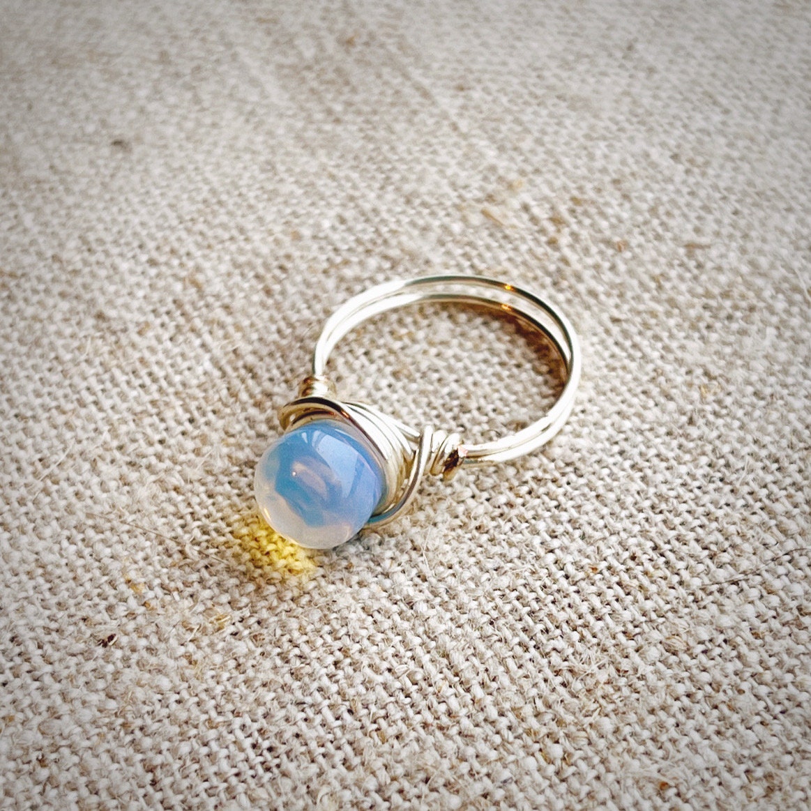 Regenbogen Mondstein Wire Wrapped Ring - Größe Auf Bestellung Juni Geburtsstein Regenbogen Mondstein Wire Wrapped Ring - Größe Auf Bestellung Juni Geburtsstein von HoggwinkleDesigns