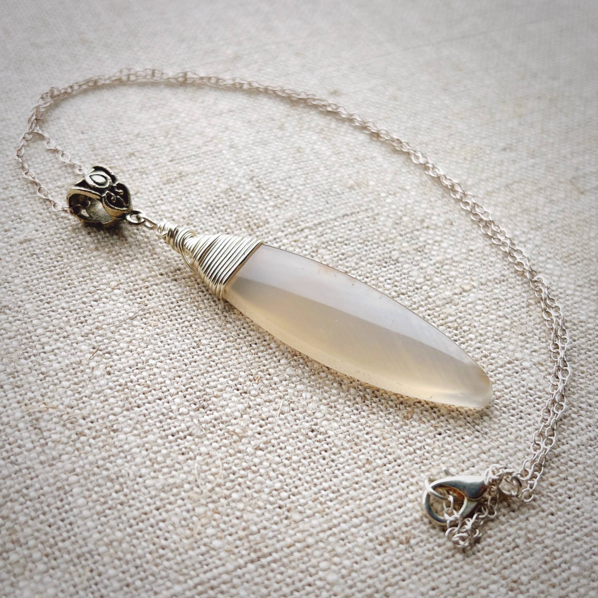 Wire Wrapped Pale Karneol Anhänger Sterling Silber Halskette - Juli Geburtsstein Wire Wrapped Pale Karneol Anhänger Sterling Silber Halskette - Juli Geburtsstein von HoggwinkleDesigns