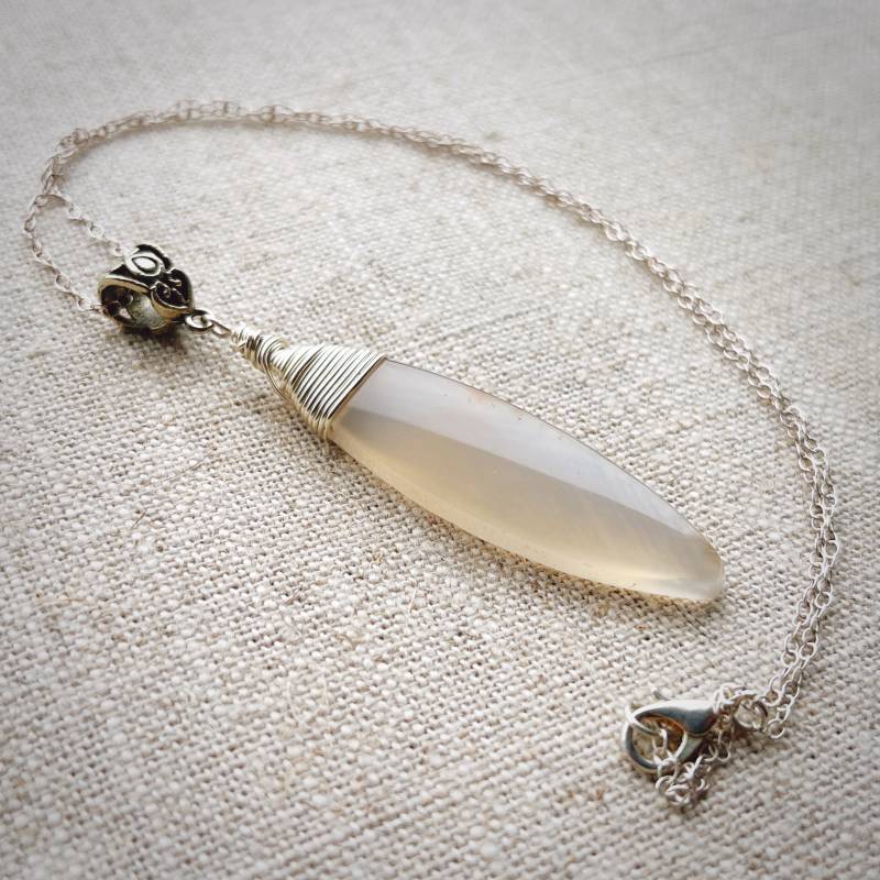 Wire Wrapped Pale Karneol Anhänger Sterling Silber Halskette - Juli Geburtsstein Wire Wrapped Pale Karneol Anhänger Sterling Silber Halskette - Juli Geburtsstein von HoggwinkleDesigns