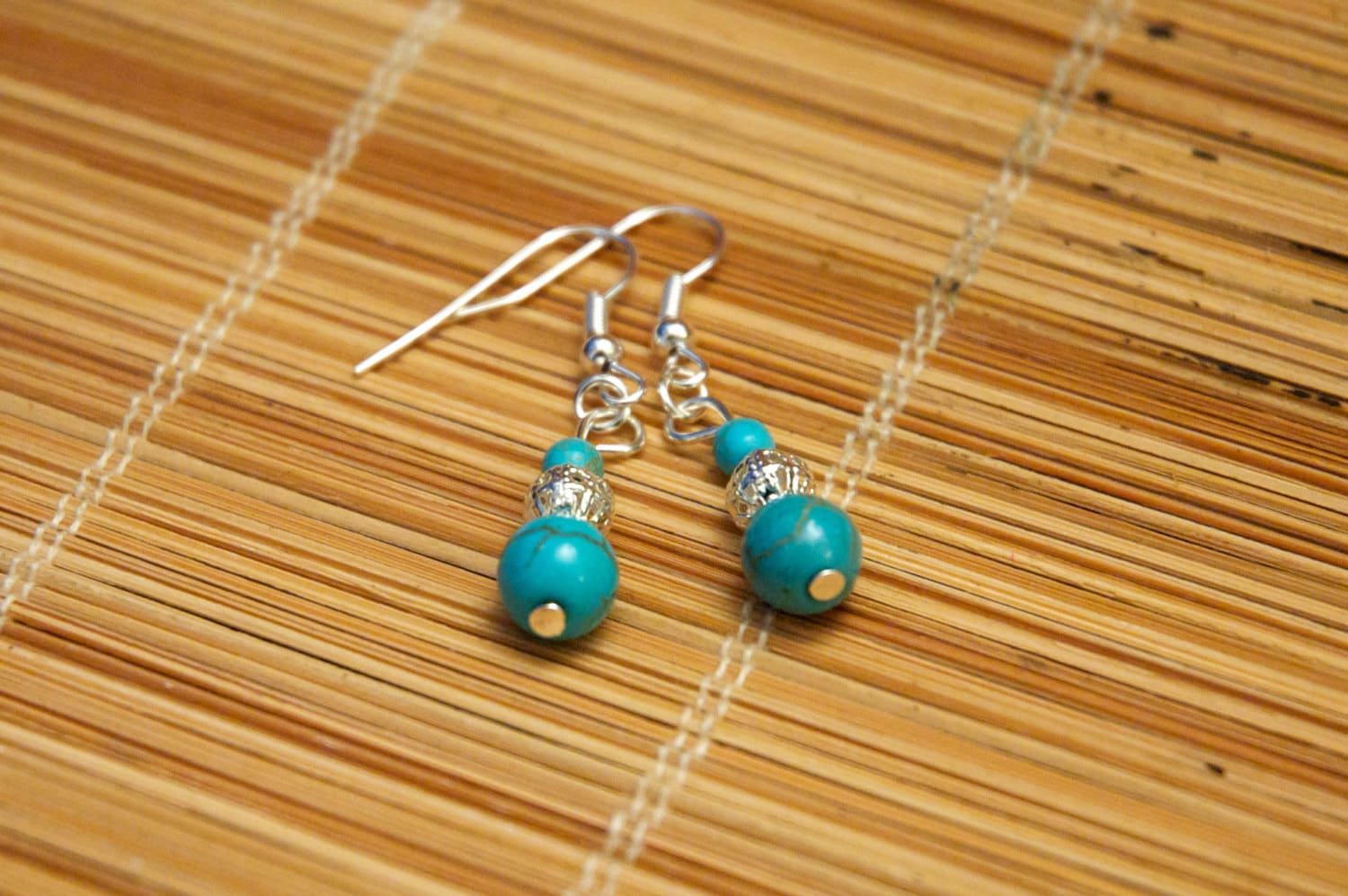 Wunderschöne Türkis Und Silber Perlenohrringe - Dezember Birthstone Wunderschöne Türkis Und Silber Perlenohrringe - Dezember Birthstone von HoggwinkleDesigns