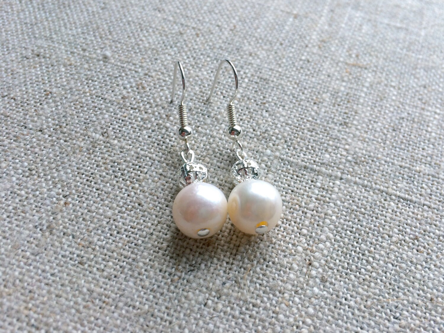stilvolle Natürlichen Süßwasser Perlen Ohrringe - Juni Birthstone stilvolle Natürlichen Süßwasser Perlen Ohrringe - Juni Birthstone von HoggwinkleDesigns