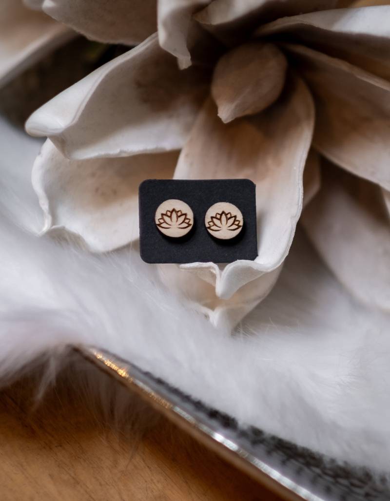 Ohrstecker Aus Holz | Ohrschmuck Birkenholz Handgemachter Schmuck Lotus Ohrstecker Aus Holz | Ohrschmuck Birkenholz Handgemachter Schmuck Lotus von HoizHittn