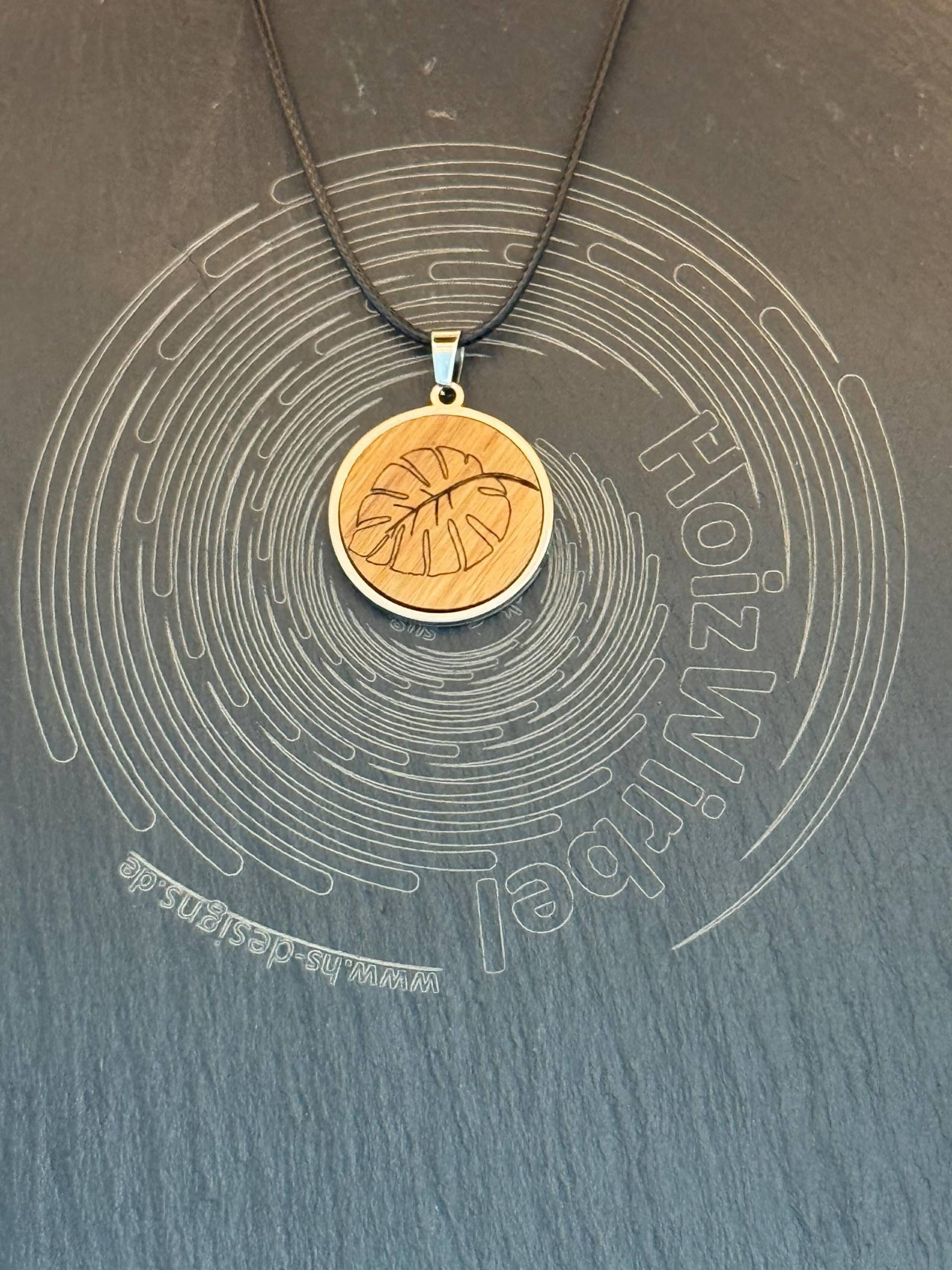 Holzanhänger - Holzkette Mit Motiv "Monstera Blatt" in Edelstahl Lünette Gefasst, Textilband Gewachst Holzanhänger - Holzkette Mit Motiv "Monstera Blatt" in Edelstahl Lünette Gefasst, Textilband Gewachst von HoizWirbel