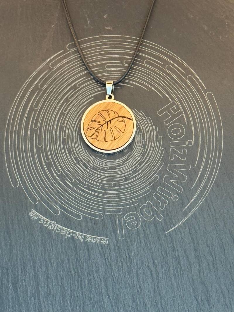 Holzanhänger - Holzkette Mit Motiv "Monstera Blatt" in Edelstahl Lünette Gefasst, Textilband Gewachst Holzanhänger - Holzkette Mit Motiv "Monstera Blatt" in Edelstahl Lünette Gefasst, Textilband Gewachst von HoizWirbel