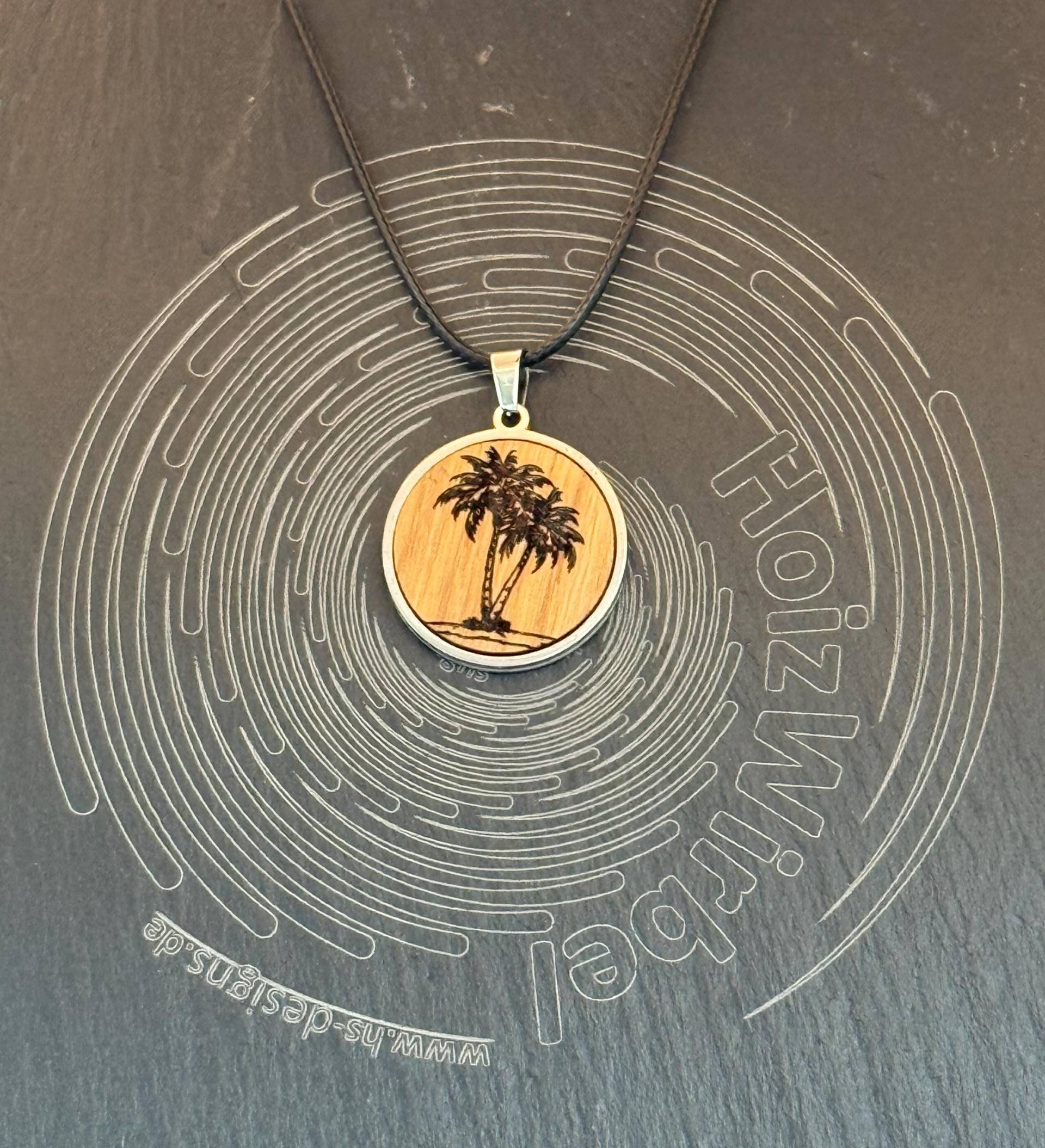 Holzanhänger - Holzkette Mit Motiv "Palme Am Strand" in Edelstahl Lünette Gefasst, Textilband Gewachst Holzanhänger - Holzkette Mit Motiv "Palme Am Strand" in Edelstahl Lünette Gefasst, Textilband Gewachst von HoizWirbel