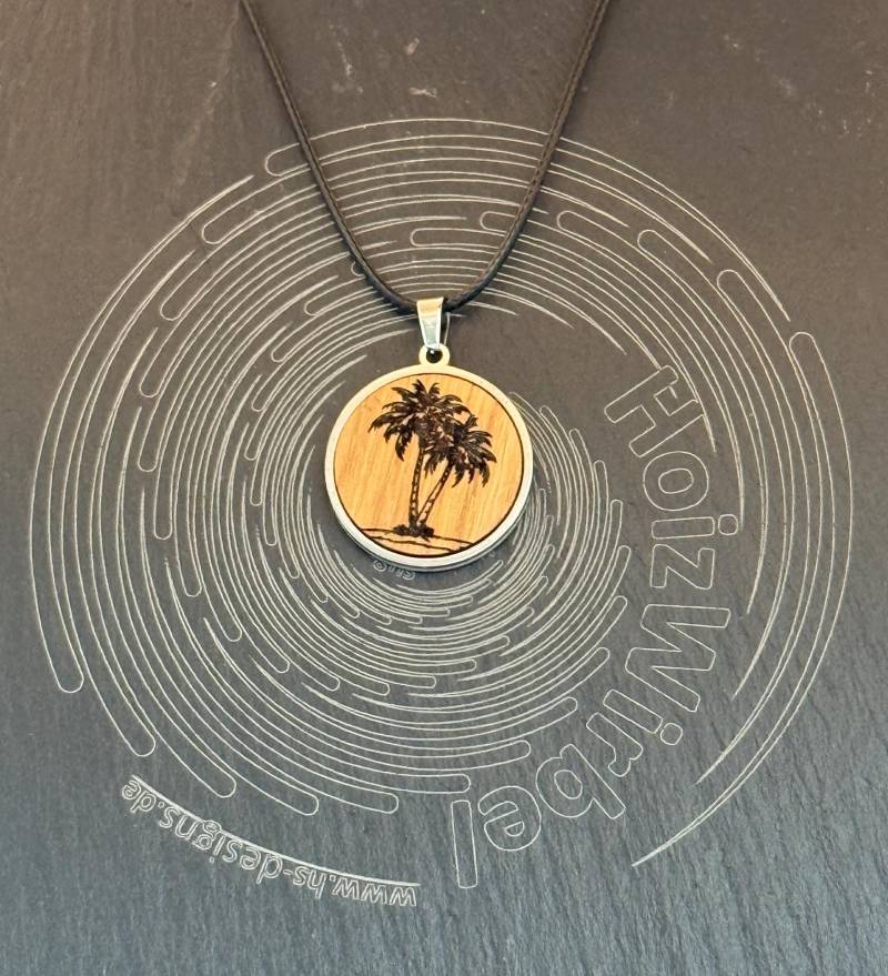 Holzanhänger - Holzkette Mit Motiv "Palme Am Strand" in Edelstahl Lünette Gefasst, Textilband Gewachst Holzanhänger - Holzkette Mit Motiv "Palme Am Strand" in Edelstahl Lünette Gefasst, Textilband Gewachst von HoizWirbel