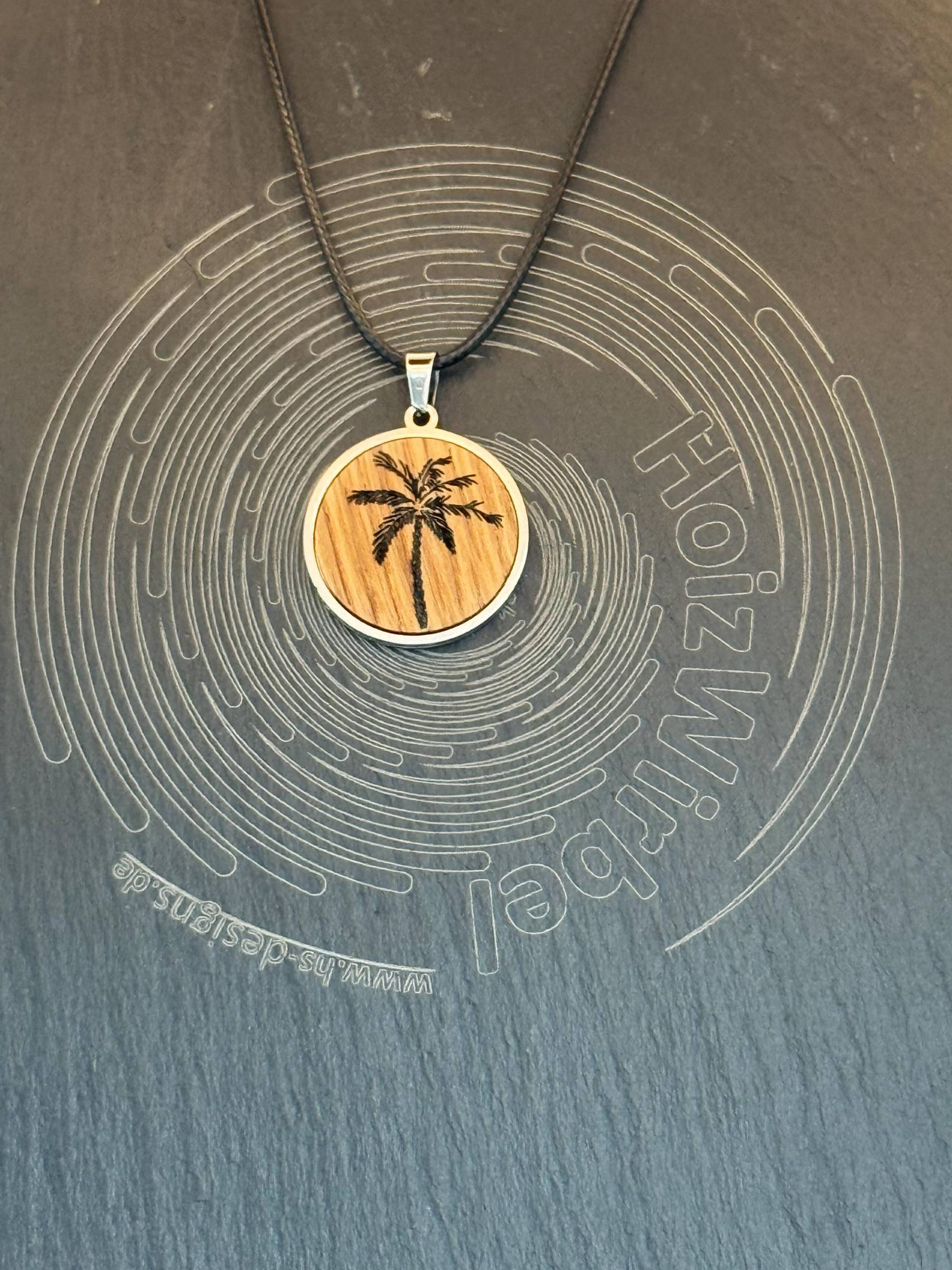 Holzanhänger - Holzkette Mit Motiv "Palme" in Edelstahl Lünette Gefasst, Textilband Gewachst Holzanhänger - Holzkette Mit Motiv "Palme" in Edelstahl Lünette Gefasst, Textilband Gewachst von HoizWirbel