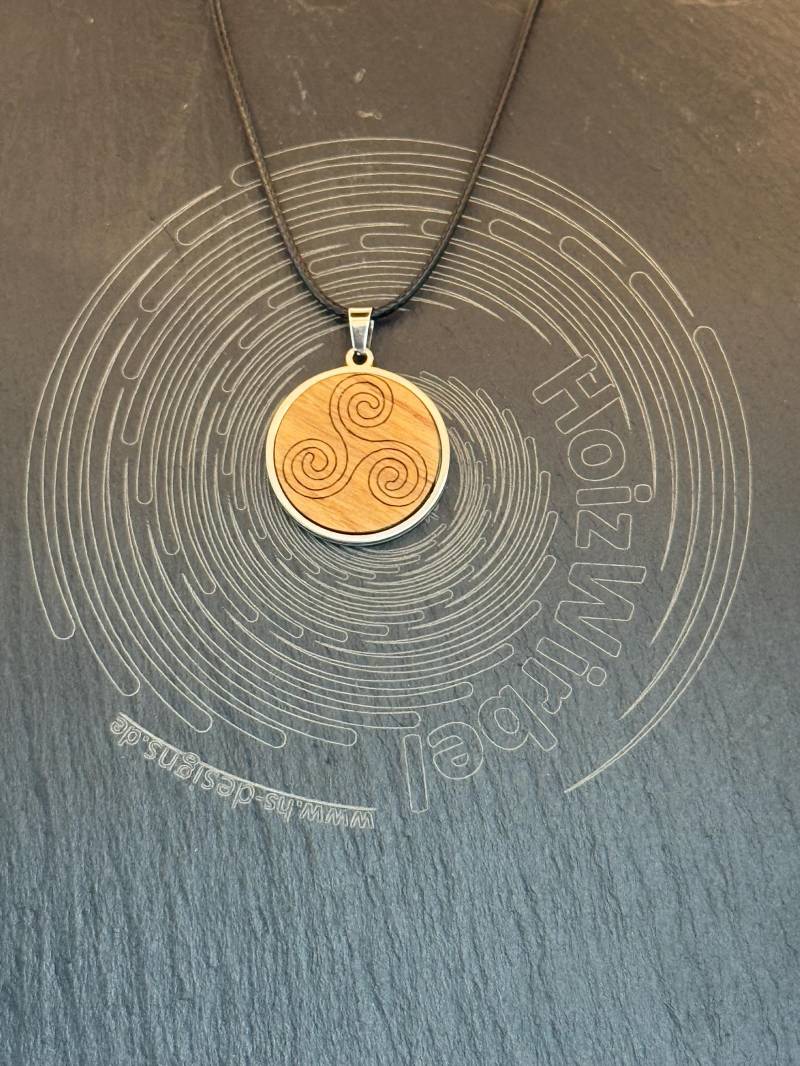 Holzanhänger - Holzkette Mit Motiv "Triskele" in Edelstahl Lünette Gefasst, Textilband Gewachst Holzanhänger - Holzkette Mit Motiv "Triskele" in Edelstahl Lünette Gefasst, Textilband Gewachst von HoizWirbel