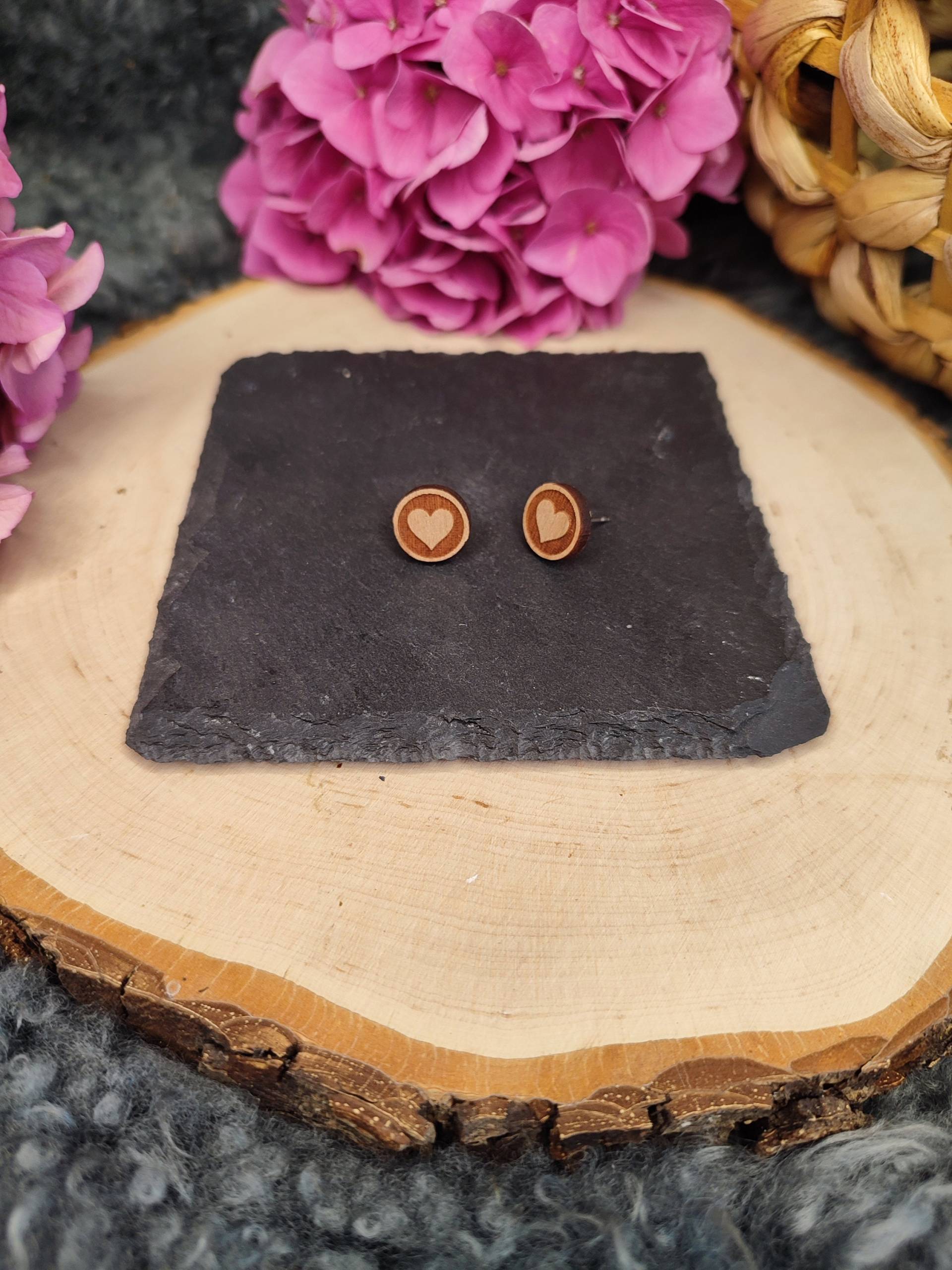 Ohrstecker Aus Holz I Herz Kleeblatt Tracht Bayern Wiesn Oktoberfest Liebe Dirndl Accessoires Handmade Lifestyle Ohrstecker Aus Holz I Herz Kleeblatt Tracht Bayern Wiesn Oktoberfest Liebe Dirndl Accessoires Handmade Lifestyle von Hoizgraffe