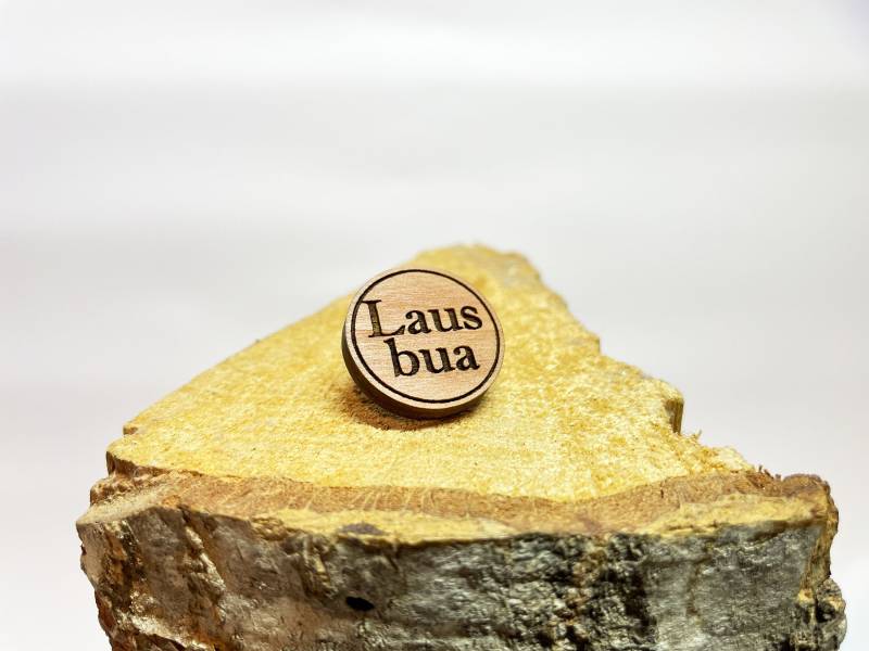 Lausbua, Spruch Anstecker, Obstholz Anstecker Pin, Tracht, Brosche Retro, Weihnachten, Anstecknadel Hochzeit von Hoizknopf
