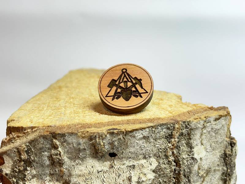 Maurer Zunftzeichen, Obstholz Anstecker, Anstecker Pin, Tracht, Brosche Retro, Weihnachten, Anstecknadel Hochzeit von Hoizknopf