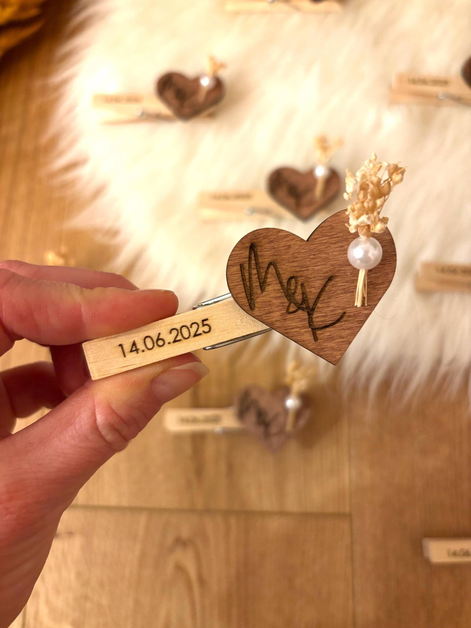 Holzanstecker Holzglupperl Herz Für Die Hochzeit | Gastgeschenk Mit Gravur, Trockenblumen Und Perle Holzanstecker Holzglupperl Herz Für Die Hochzeit | Gastgeschenk Mit Gravur, Trockenblumen Und Perle von Hoizmacherei
