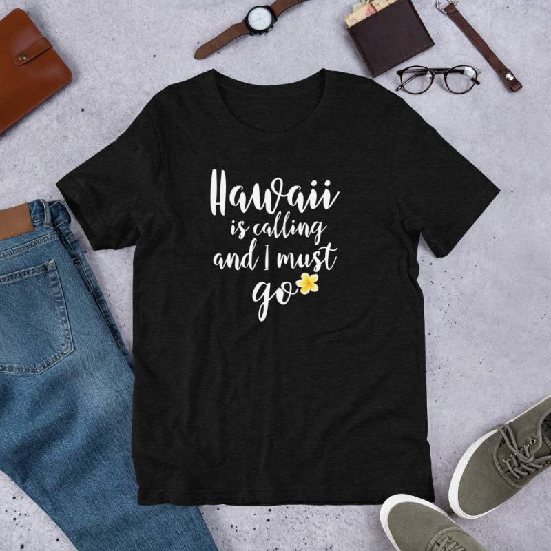 Hawaii Ruft Und Ich Muss Gehen Kurzarm-Unisex T-Shirt Hawaii Ruft Und Ich Muss Gehen Kurzarm-Unisex T-Shirt von HokuStarCreations