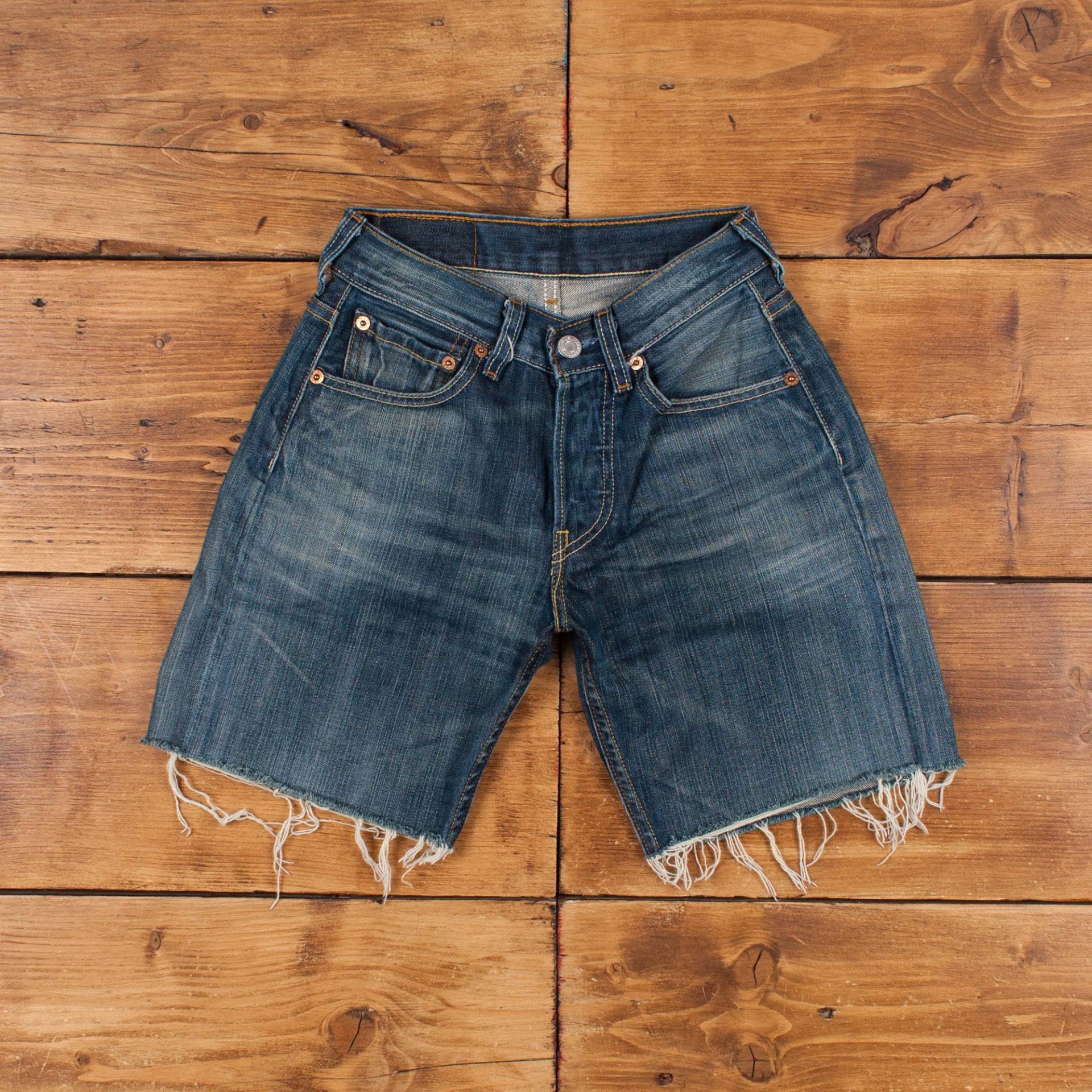 Vintage Levi's Denim Shorts 24 Levis 501 Raw Hem Dark Wash Bermuda Blue von Holdwest