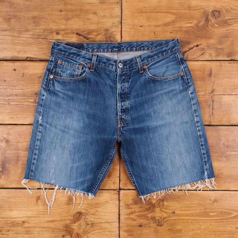 Vintage Levi's Denim Shorts 34 Levis 501 Raw Hem Dark Wash Bermuda Blue Vintage Levi's Denim Shorts 34 Levis 501 Raw Hem Dark Wash Bermuda Blue von Holdwest