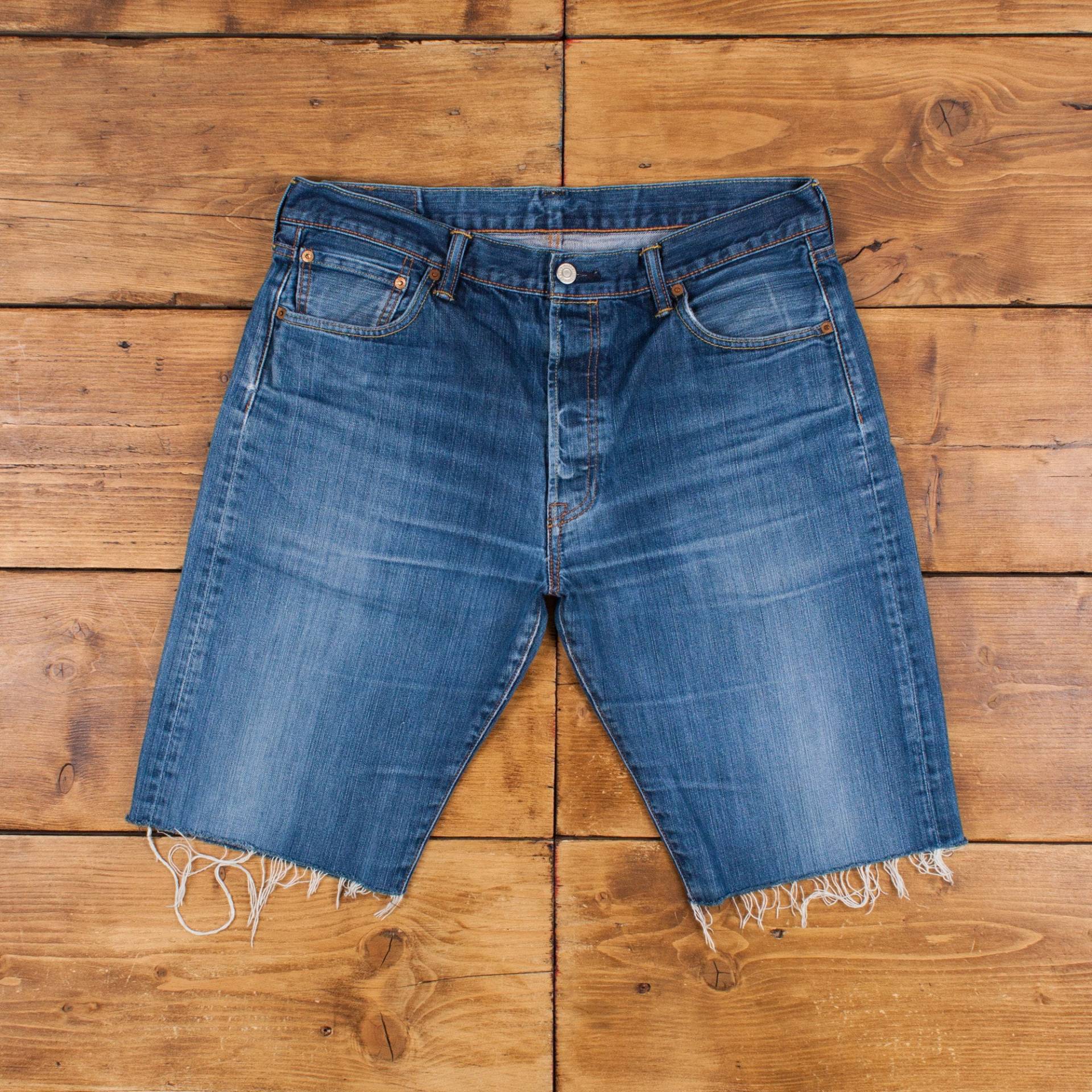 Vintage Levi's Denim Shorts 35 Levis 501 Raw Hem Dark Wash Bermuda Blue von Holdwest