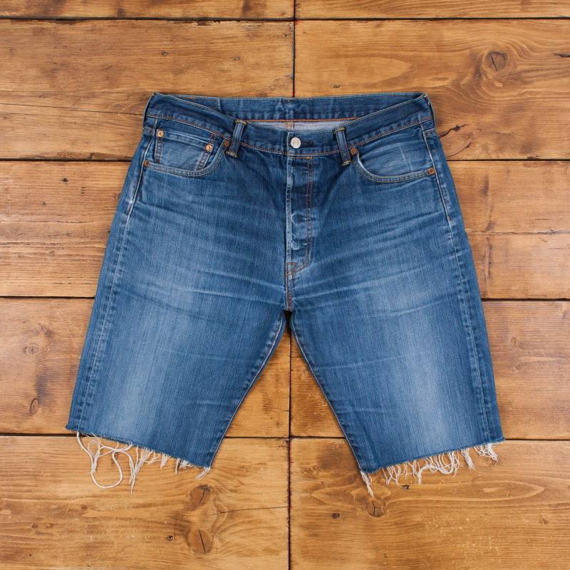 Vintage Levi's Denim Shorts 35 Levis 501 Raw Hem Dark Wash Bermuda Blue Vintage Levi's Denim Shorts 35 Levis 501 Raw Hem Dark Wash Bermuda Blue von Holdwest