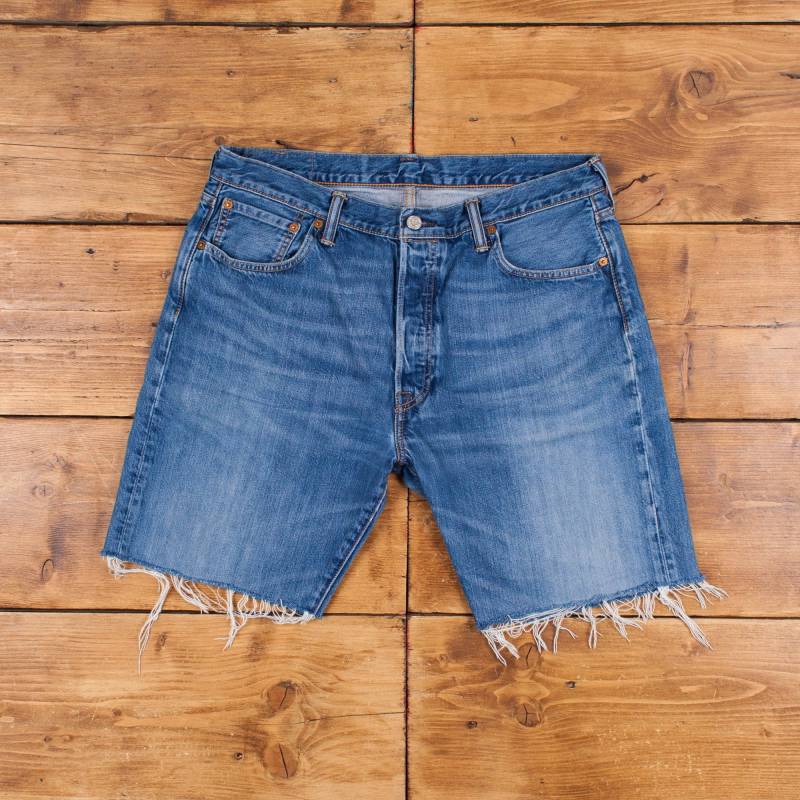 Vintage Levi's Denim Shorts 35 Levis 501 Raw Hem Medium Wash Bermuda Blue von Holdwest