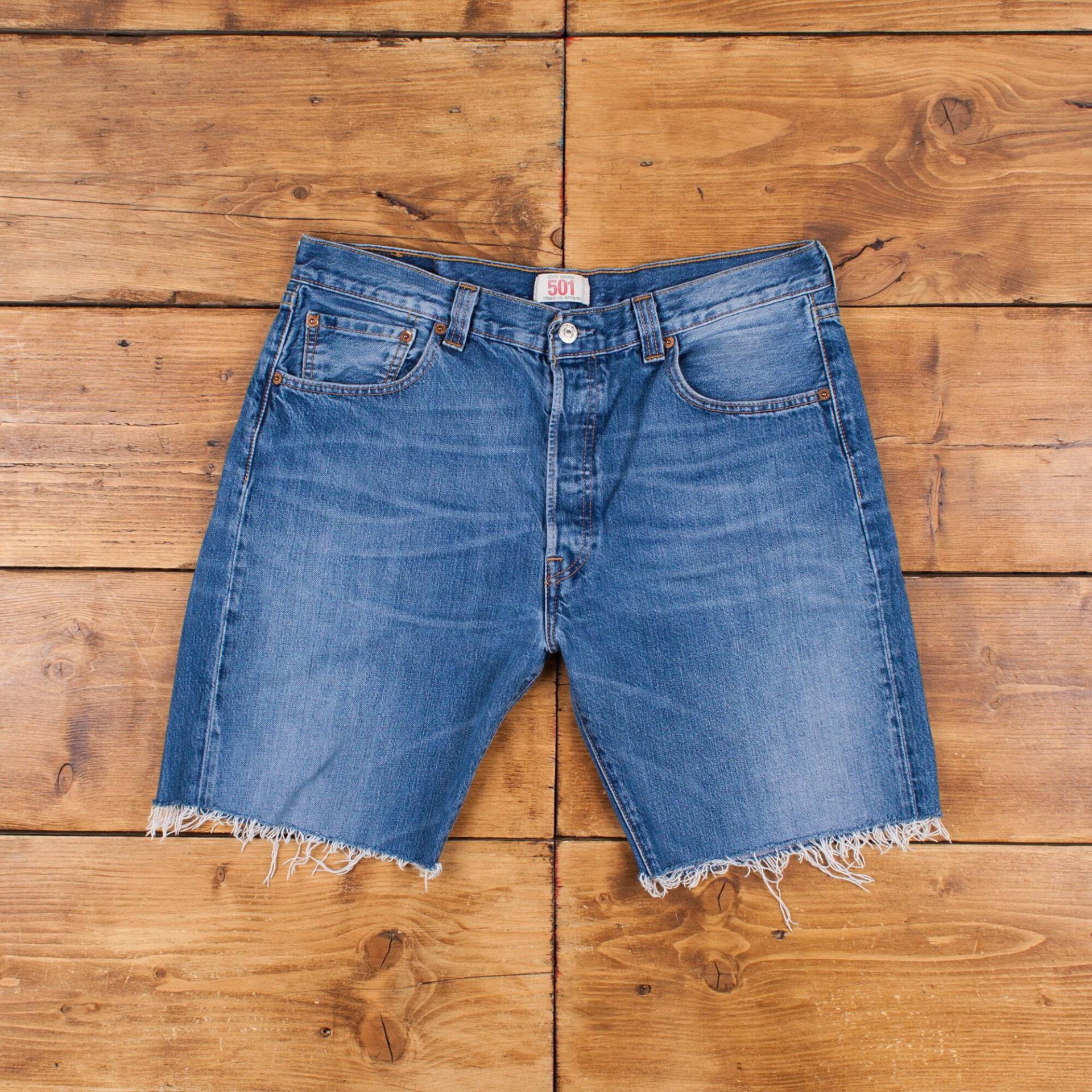 Vintage Levi's Denim Shorts 35 Levis 501 Raw Hem Medium Wash Bermuda Blue von Holdwest