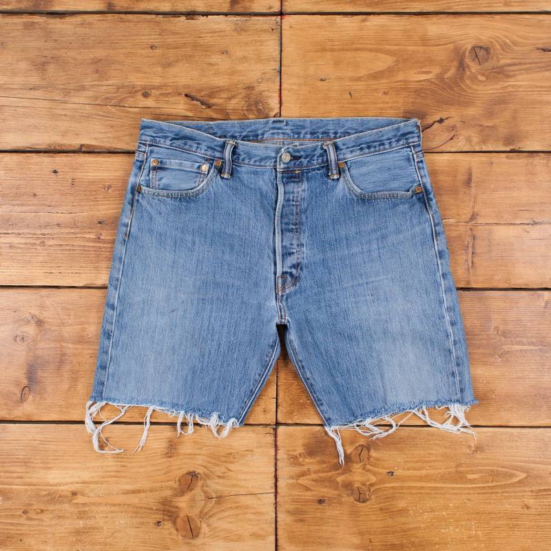 Vintage Levi's Denim Shorts 36 Levis 501 Raw Saum Stonewash Bermuda Blue von Holdwest