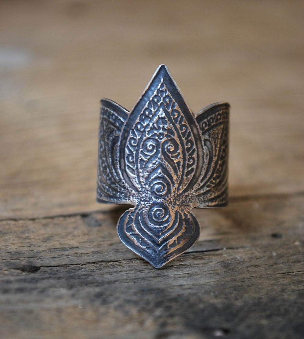 Gravierter Lotusring Aus Massivem Silber Gravierter Lotusring Aus Massivem Silber von HolenArtisanat