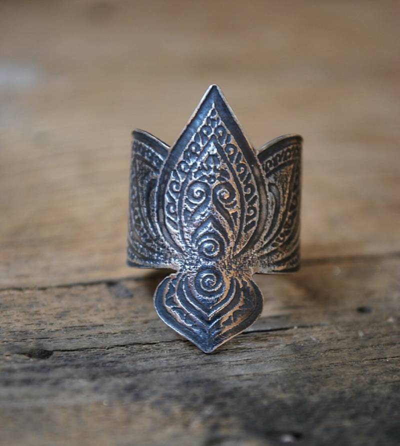 Gravierter Lotusring Aus Massivem Silber Gravierter Lotusring Aus Massivem Silber von HolenArtisanat