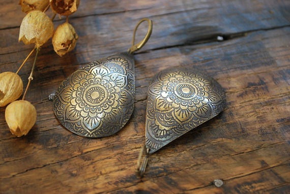 Tropfenohrringe Aus Graviertem Und Patiniertem Messing Tropfenohrringe Aus Graviertem Und Patiniertem Messing von HolenArtisanat