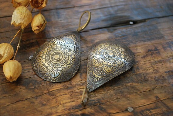 Tropfenohrringe Aus Graviertem Und Patiniertem Messing Tropfenohrringe Aus Graviertem Und Patiniertem Messing von HolenArtisanat