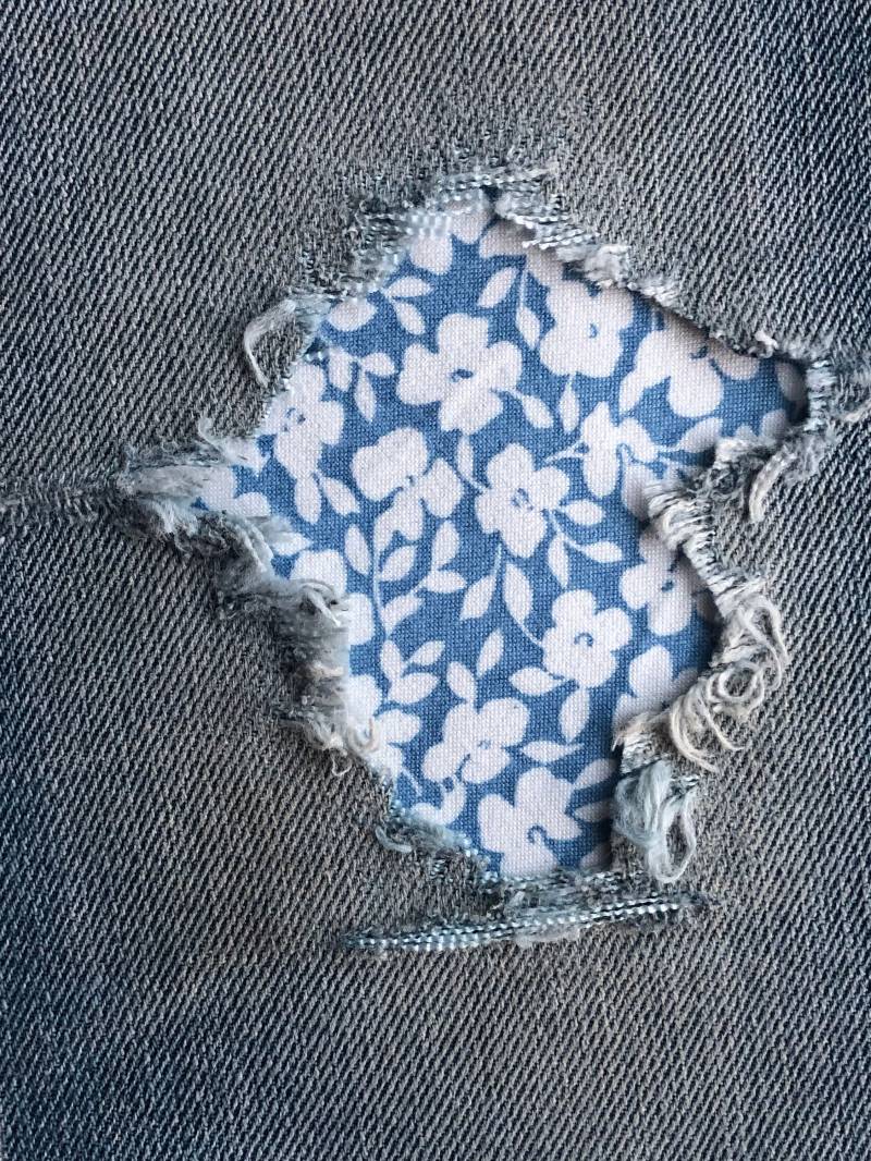 Ditsy Floral in Hellblau Und Weiß Stretch "Peek A Boo" Aufnäher Zum Aufbügeln - By Holey Patches | Verschiedene Größen von HoleyPatches