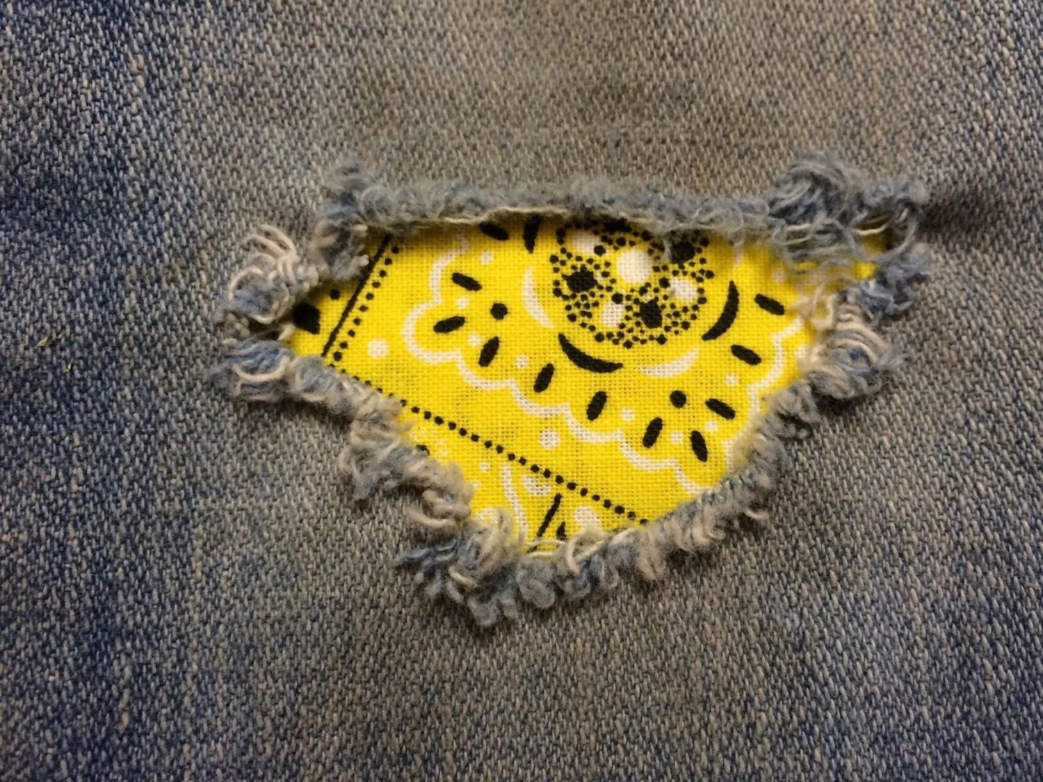 Verschiedene Bandana "Peek A Boo" Jean Iron On Patches Von Holey von HoleyPatches