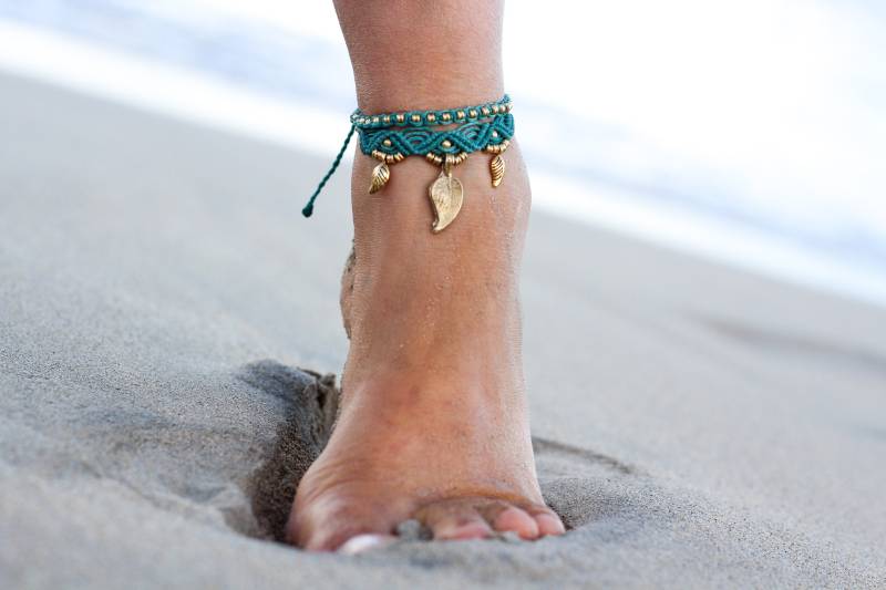 Makramee-Fußkettchen Boho-stil Fußkette Aus Gewachstem Polyester Mit Messing Anhängern F09 von HoliCreationShop