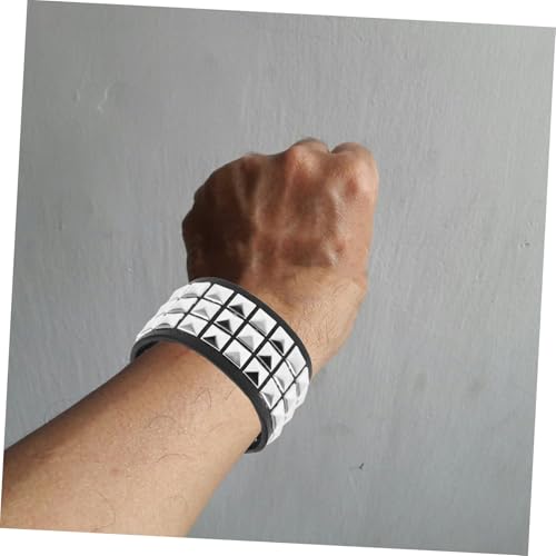 Holibanna Verstellbares Lederarmband mit Nieten Vintage Punk Stil Robustes Herren Lederband Modisches Armband für Party und Alltag Komfortabel und Langlebig Geschenkidee von Holibanna