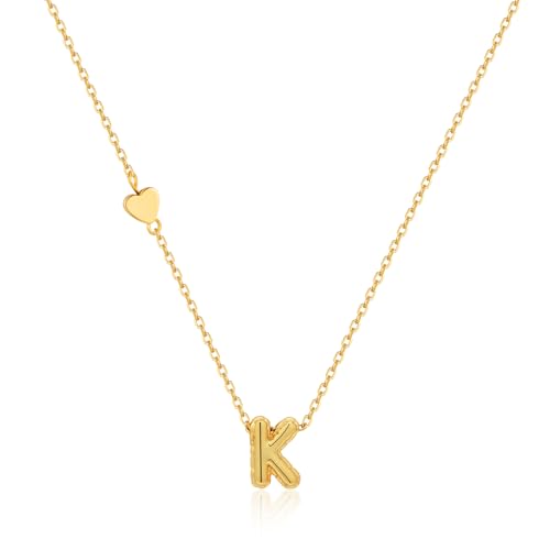 HolidayQbee Kette Buchstaben K – Goldene Halskette mit Buchstaben K Anhänger und Herz Design – Personalisierte Schmuck Kette für Damen Einzigartiges Geschenk für Ihre Liebsten von HolidayQbee