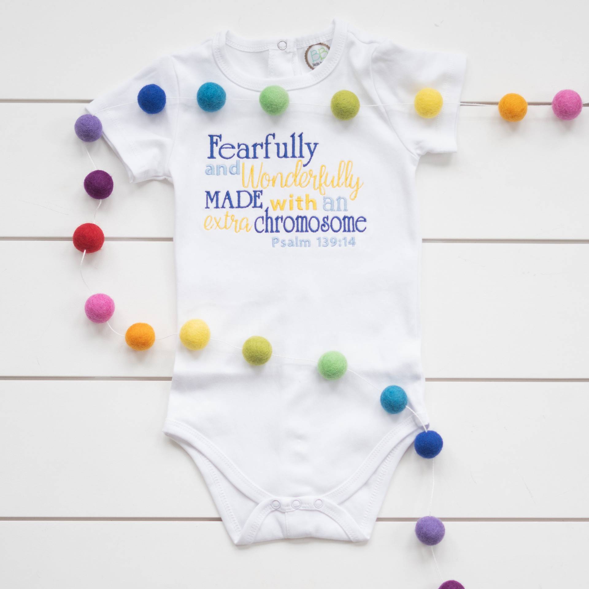 Bestickter Extra Chromosome Bodysuit Down-Syndrom-Bewusstsein von HollandHartDesigns