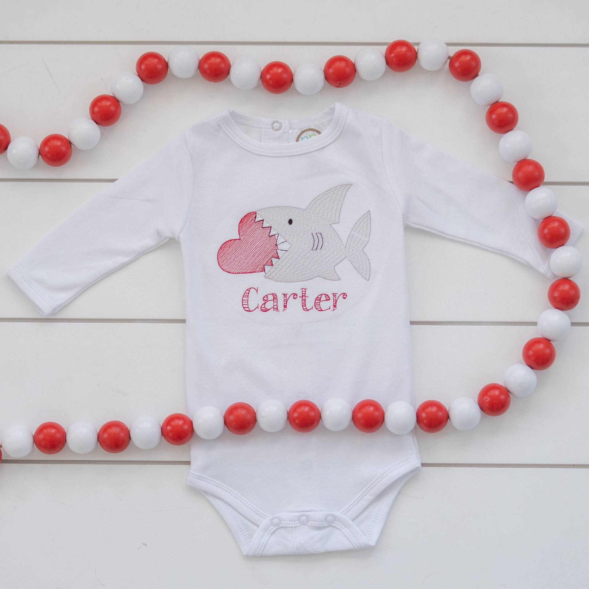 Jungen Valentinstag Hai Body Gesticktes Herz, Personalisiertes Shirt von HollandHartDesigns