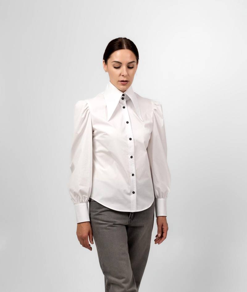 Elegante Weiße Damenbluse Mit Spitzem Kragen Für Eine Party. Handgefertigte Damenblusen Und Hemden von HollandSewingHouse