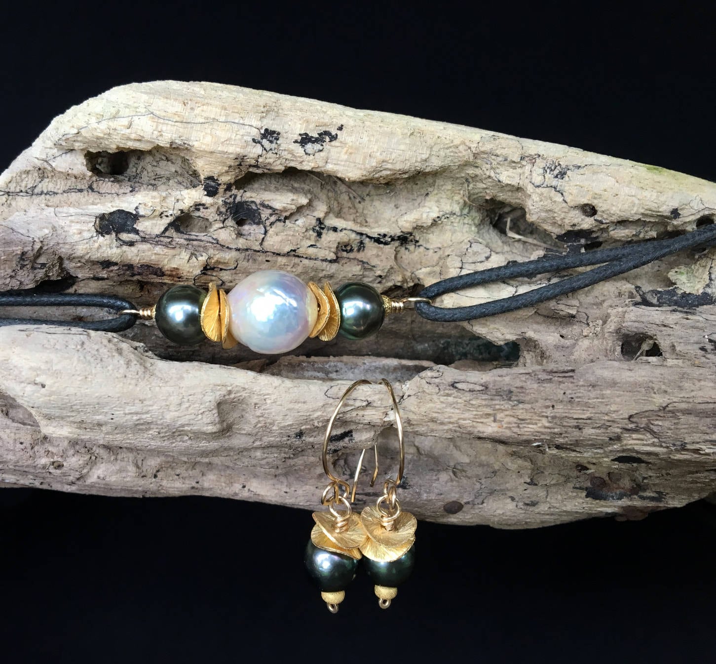 Lunar Süßwasserperlen Wickelarmband + Ohrring Set von HollisJjewelry