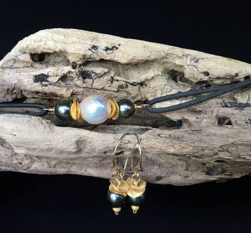 Lunar Süßwasserperlen Wickelarmband + Ohrring Set Lunar Süßwasserperlen Wickelarmband + Ohrring Set von HollisJjewelry