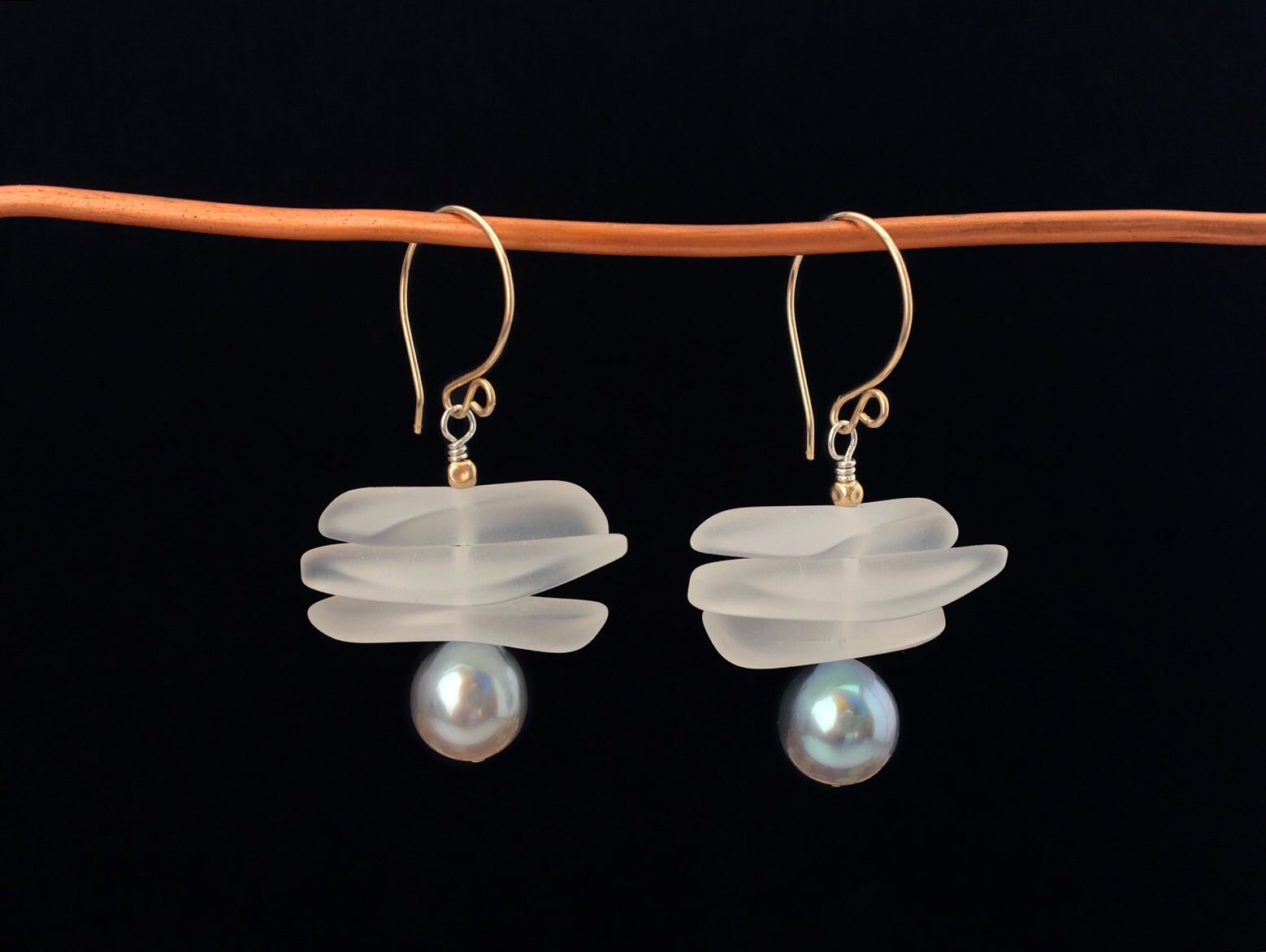 Matte Glas & Tahitian Perlen Ohrringe von HollisJjewelry