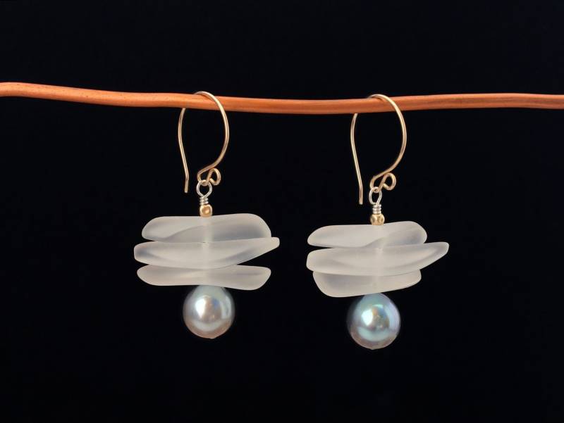 Matte Glas & Tahitian Perlen Ohrringe von HollisJjewelry