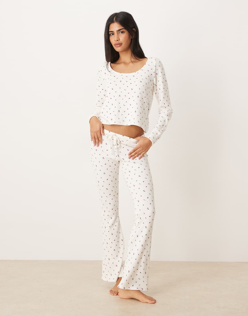 Gilly Hicks - Ausgestellte, gemütliche Hose in Weiß mit mittelhohem Bund, Waffelstruktur und Blumenmuster, Kombiteil von Hollister