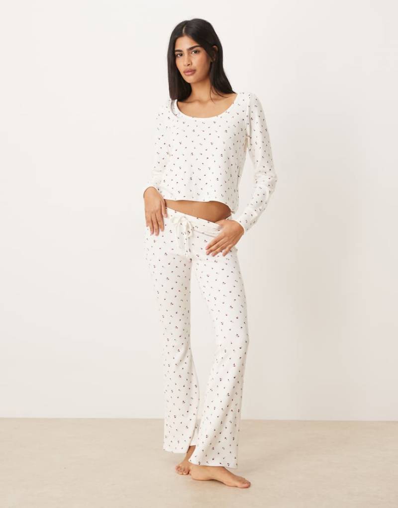 Gilly Hicks - Ausgestellte, gemütliche Hose in Weiß mit mittelhohem Bund, Waffelstruktur und Blumenmuster, Kombiteil von Hollister