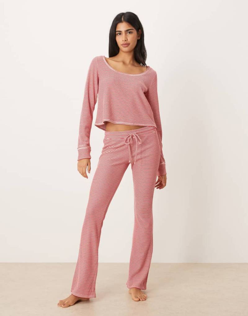 Gilly Hicks - Ausgestellte, gemütliche Hose in gestreiftem Rot mit mittelhohem Bund und Waffelstruktur, Kombiteil von Hollister