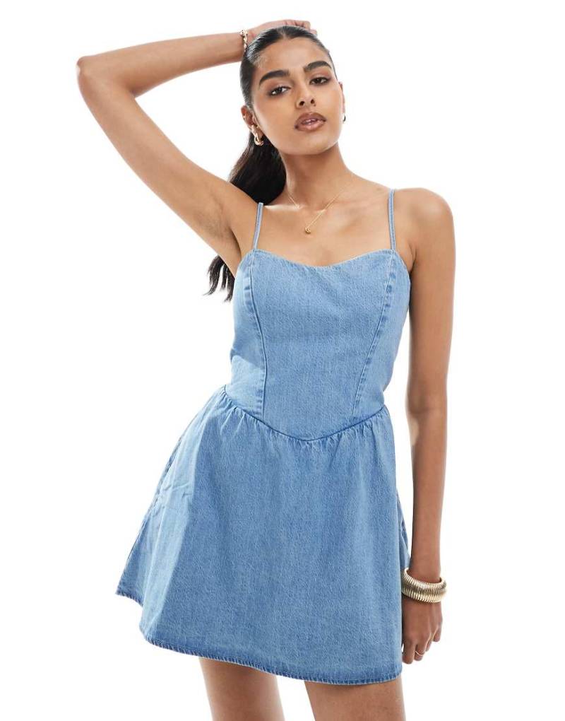 Hollister - Ärmelloses Mini-Jeanskleid in heller Waschung mit tiefer Taille und gebundener Rückseite-Blau von Hollister