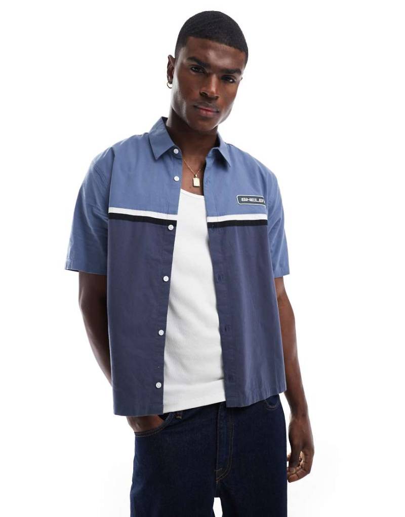 Hollister - Americana - Workwear-Hemd in Marineblau mit Auto-Motiv auf dem Rücken von Hollister