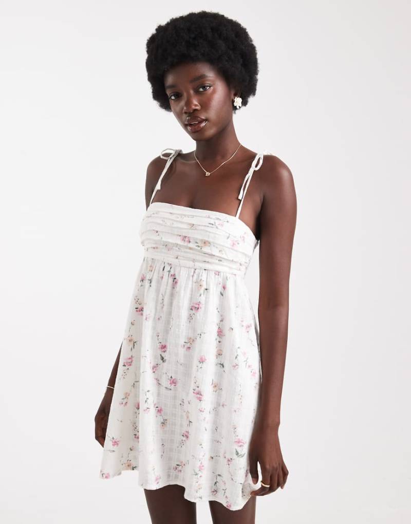 Hollister - Babydoll-Minikleid in Weiß geblümt mit Bindebändern von Hollister