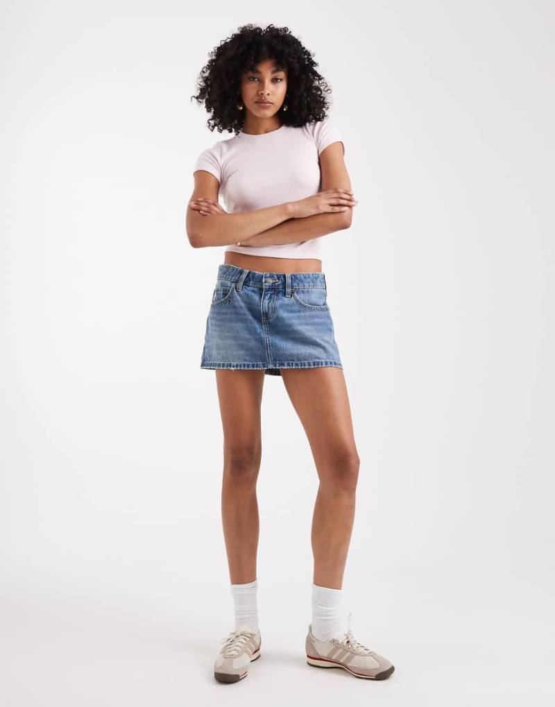 Hollister - Bestickter Mini-Jeansrock in verwaschenem Mittelblau mit niedrigem Bund von Hollister