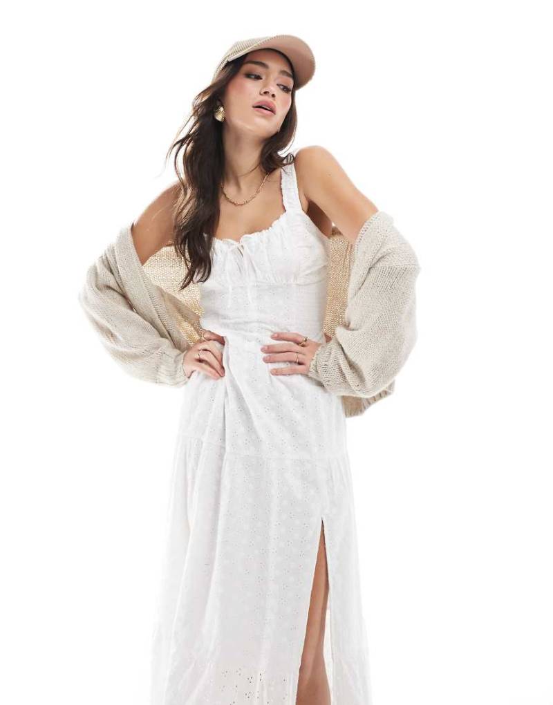 Hollister - Besticktes Maxikleid in Weiß mit Ösendetail, gesmokter Brustpartie und hohem Schlitz-Blau von Hollister